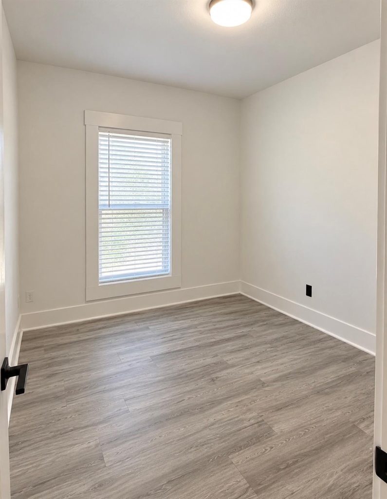 608 E Pecan St - Photo 8