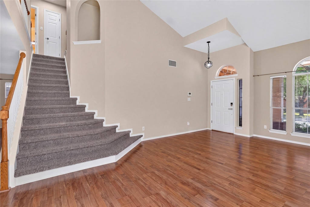 720 Settlement St - Photo 2