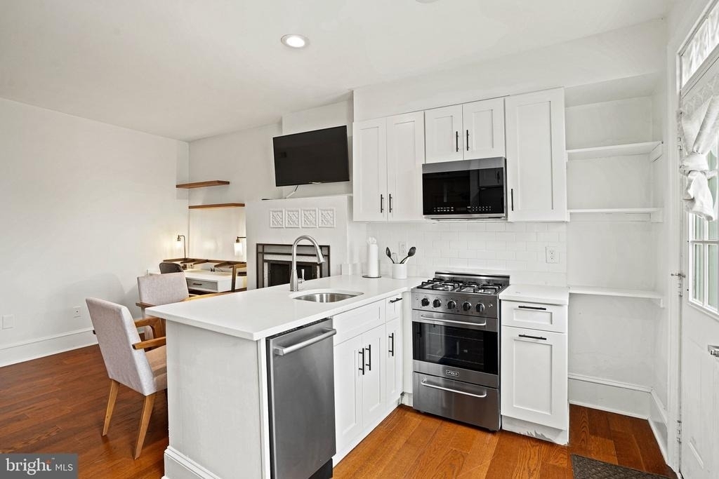 409 Constitution Avenue Ne - Photo 11