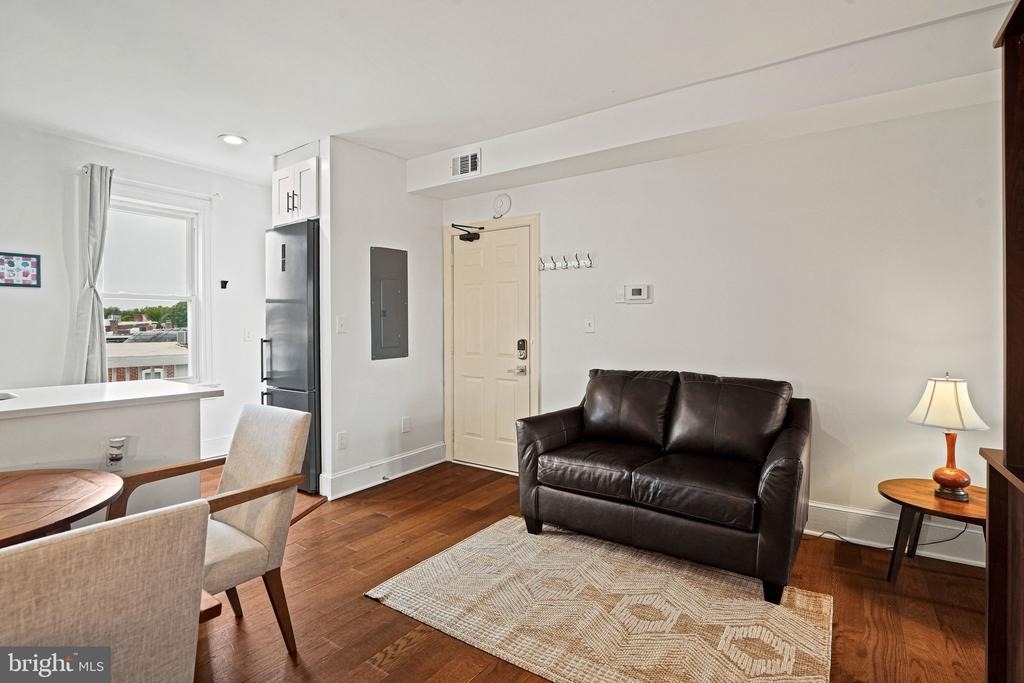409 Constitution Avenue Ne - Photo 7