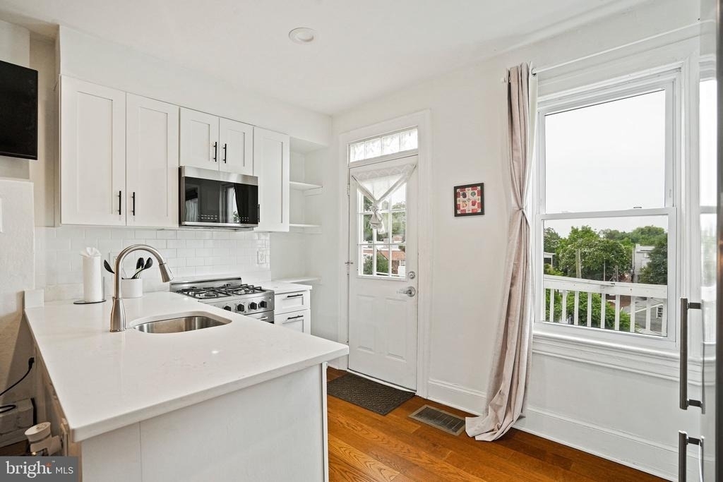 409 Constitution Avenue Ne - Photo 8
