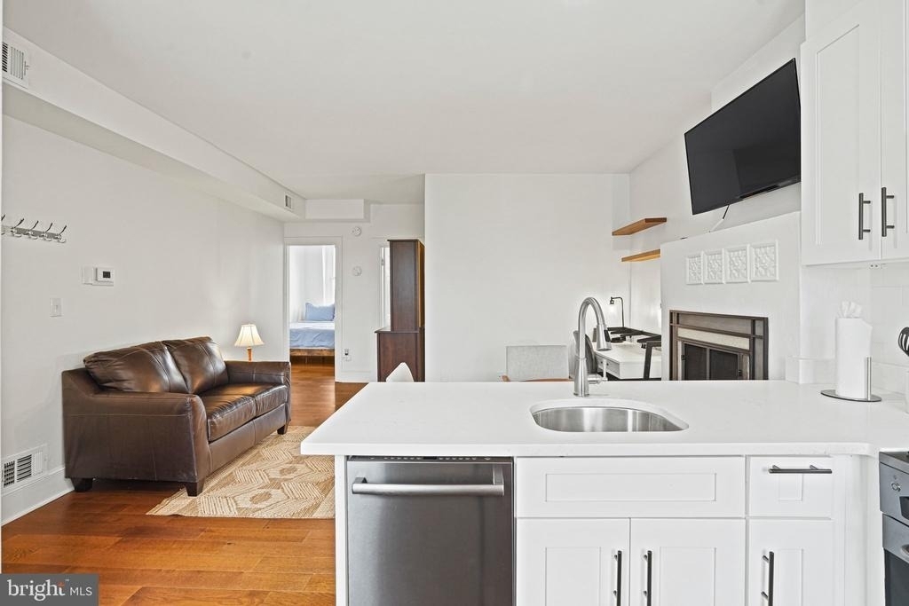 409 Constitution Avenue Ne - Photo 12