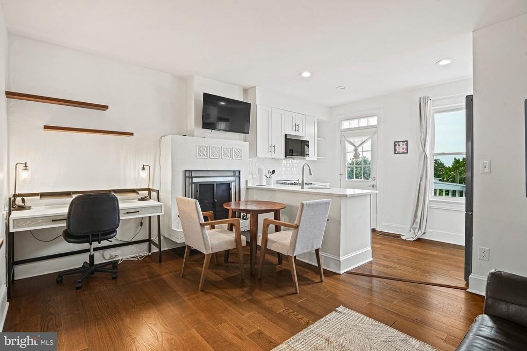 409 Constitution Avenue Ne - Photo 3