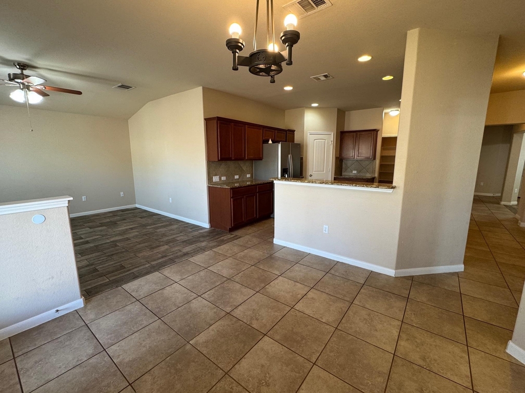 424 Langely - Photo 5