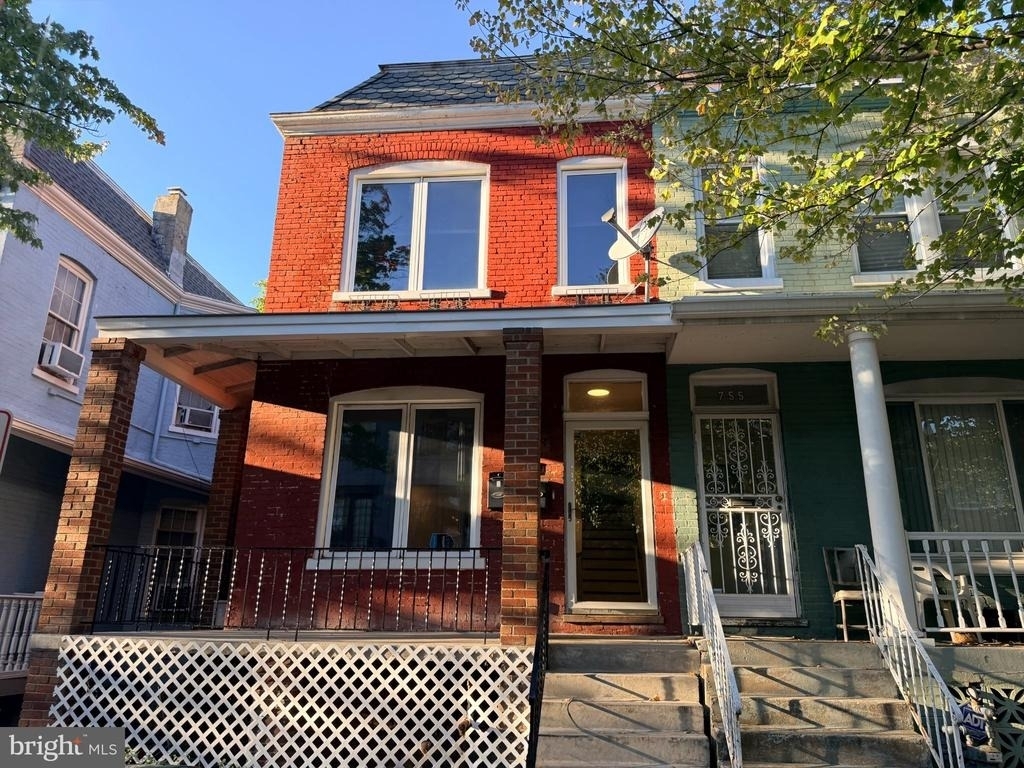 757 Girard Street Nw - Photo 0