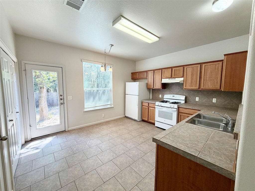 2406 Allred Dr - Photo 5