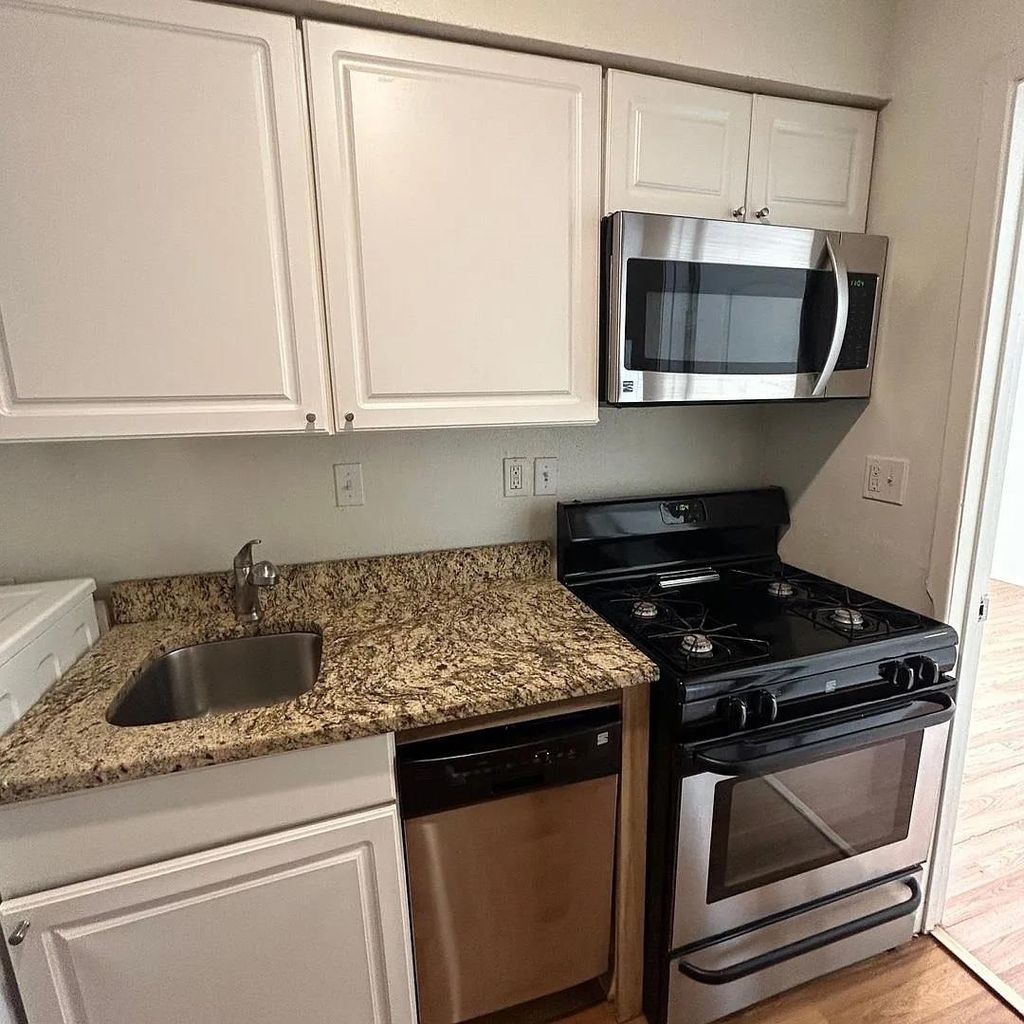1106 W 22nd St - Photo 4