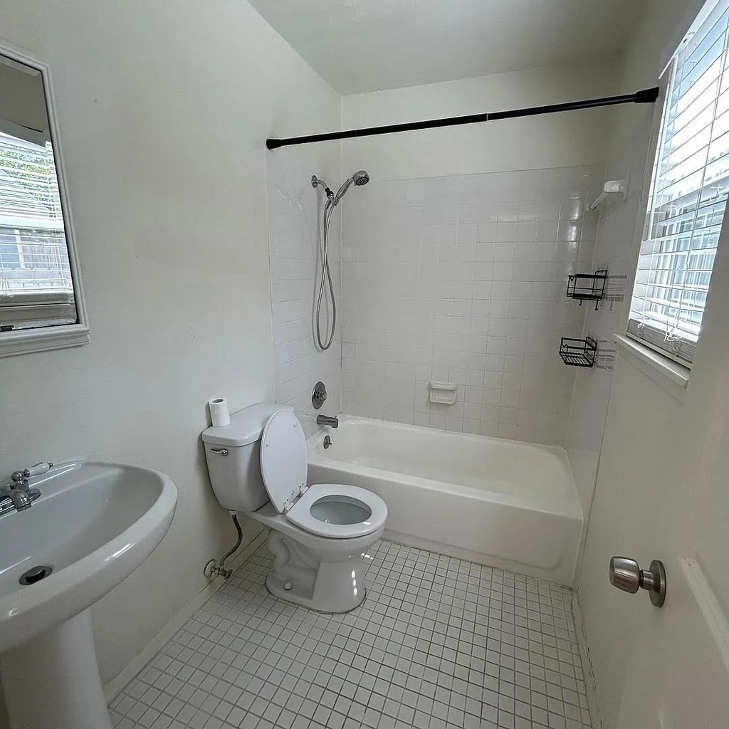 1106 W 22nd St - Photo 7