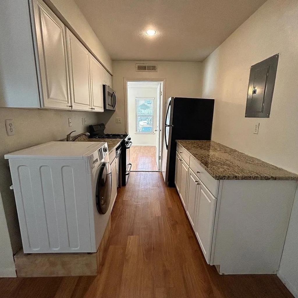 1106 W 22nd St - Photo 3