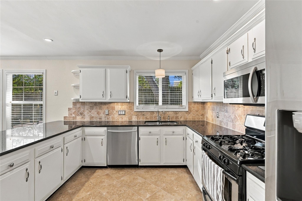 7700 Banpass Ln - Photo 6