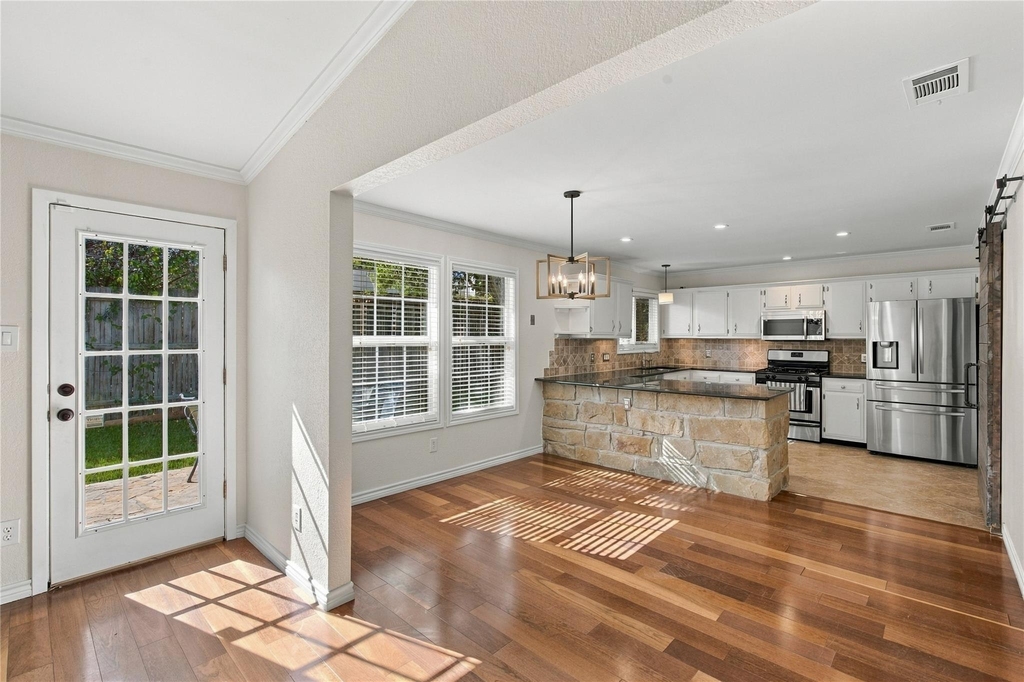 7700 Banpass Ln - Photo 5
