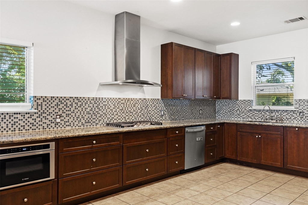 3203 E 18th St - Photo 8