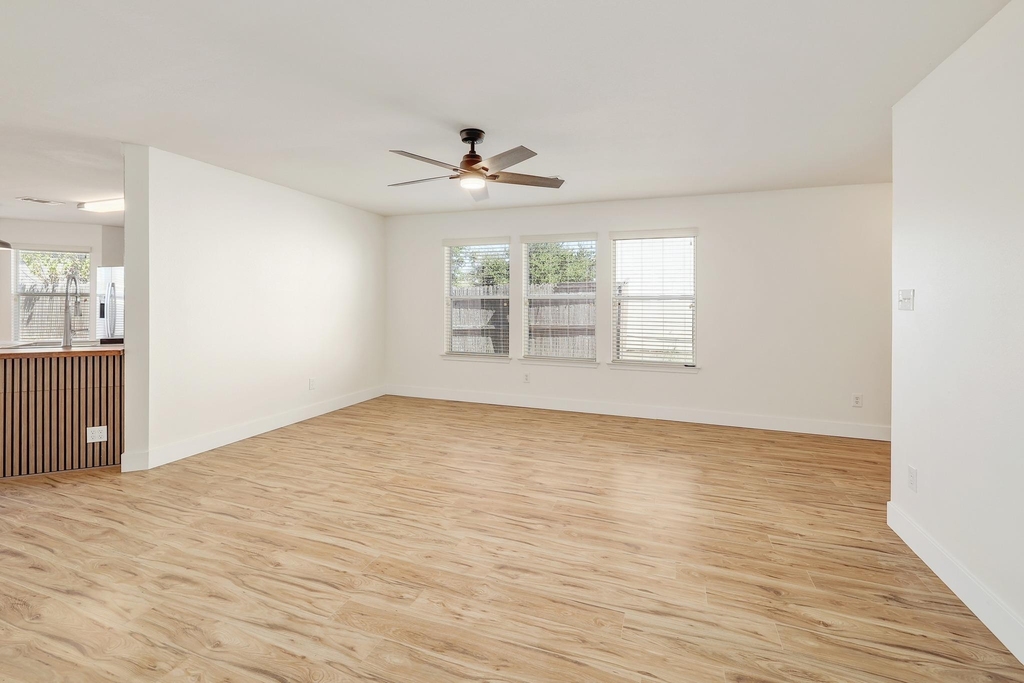 302 Phillips St - Photo 6