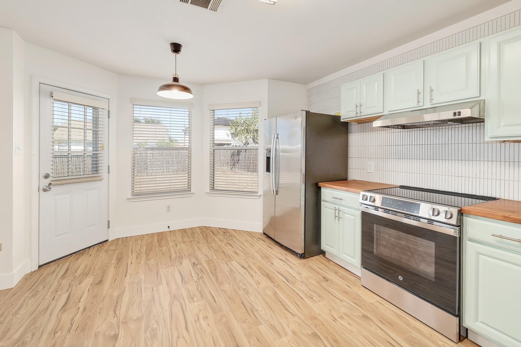 302 Phillips St - Photo 10