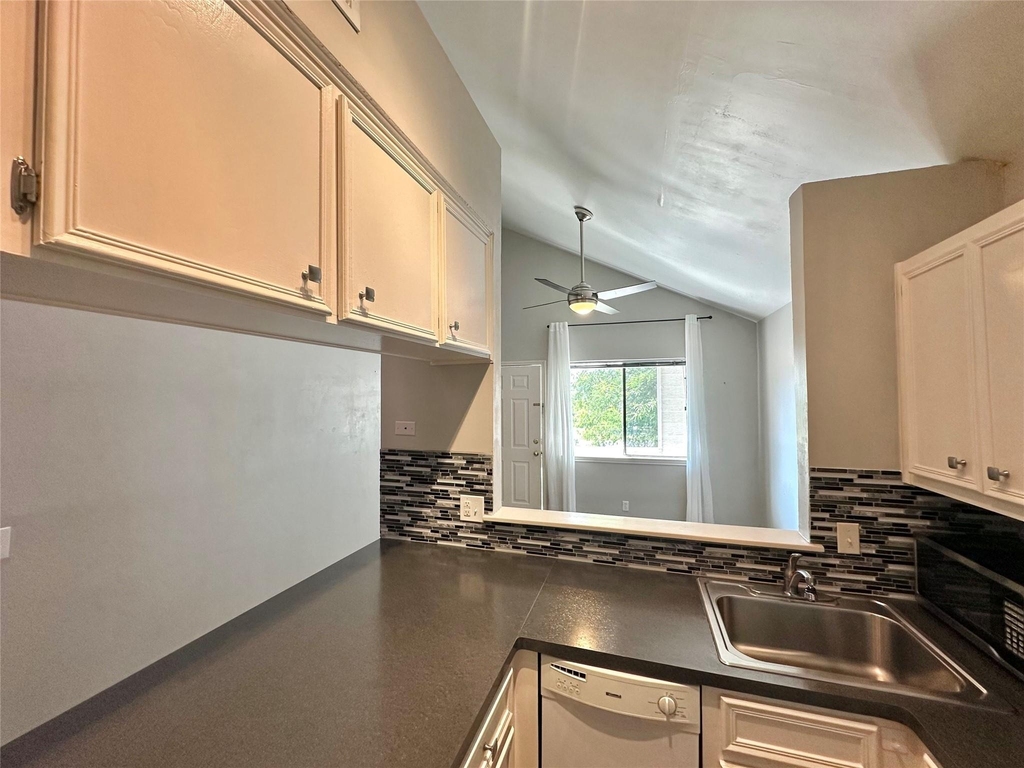 4411 Guadalupe St - Photo 4