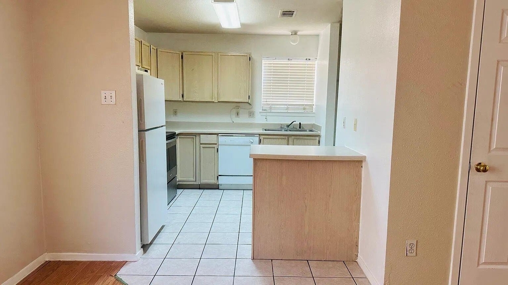 2222 Katy Ln - Photo 4