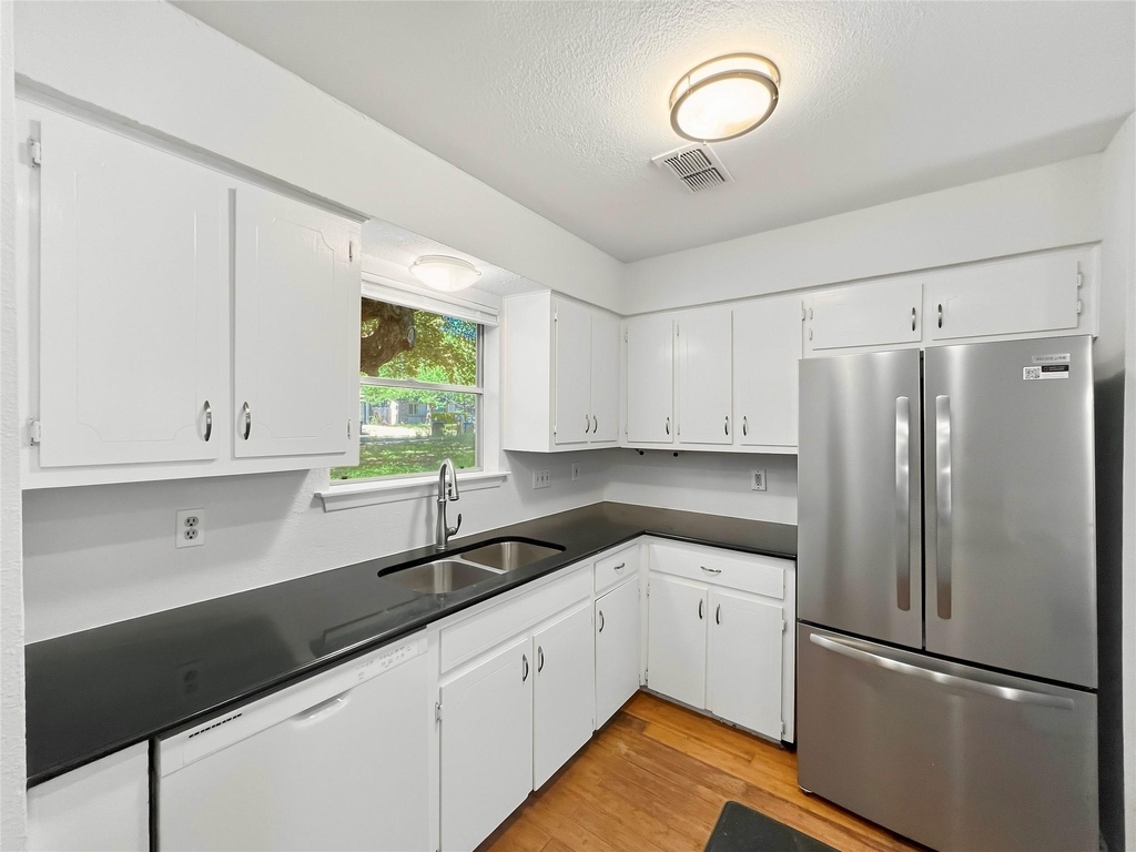 5201 Hedgewood Dr - Photo 4