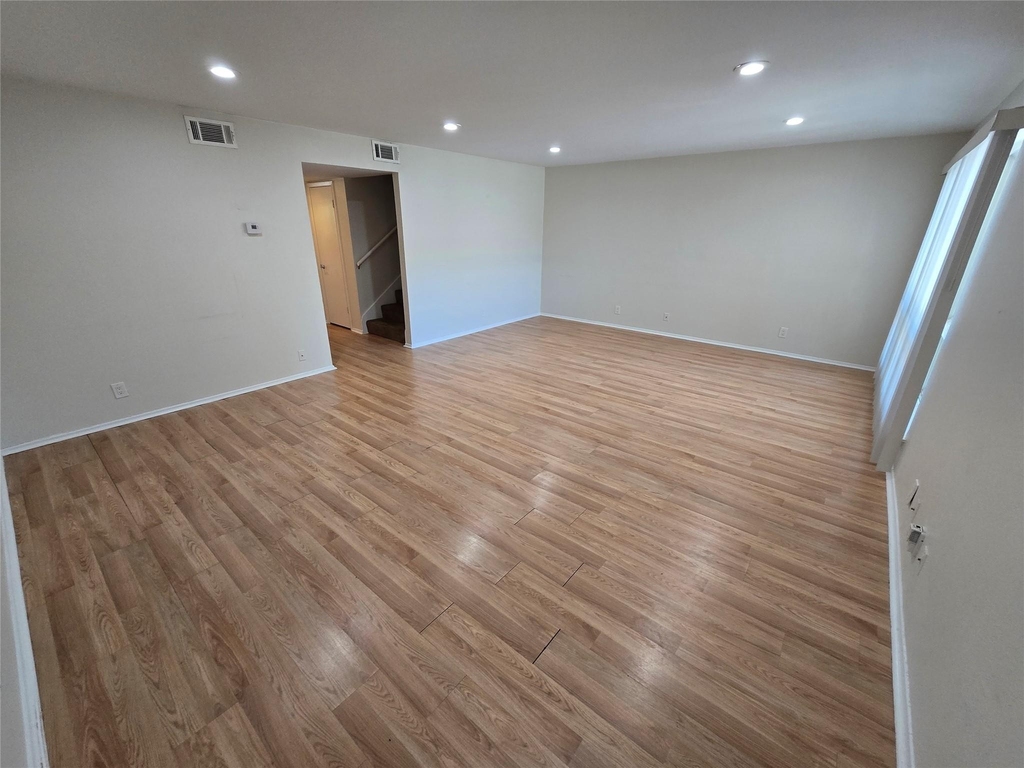 500 E Riverside Dr - Photo 2