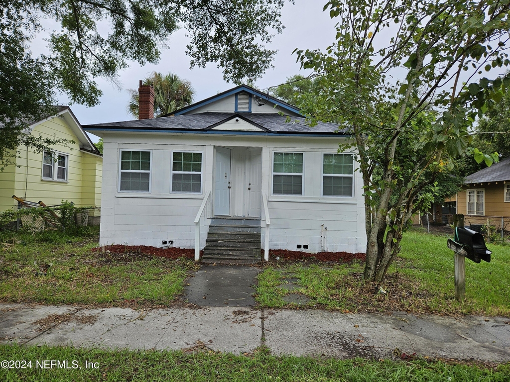 1176 E 13th Street - Photo 0