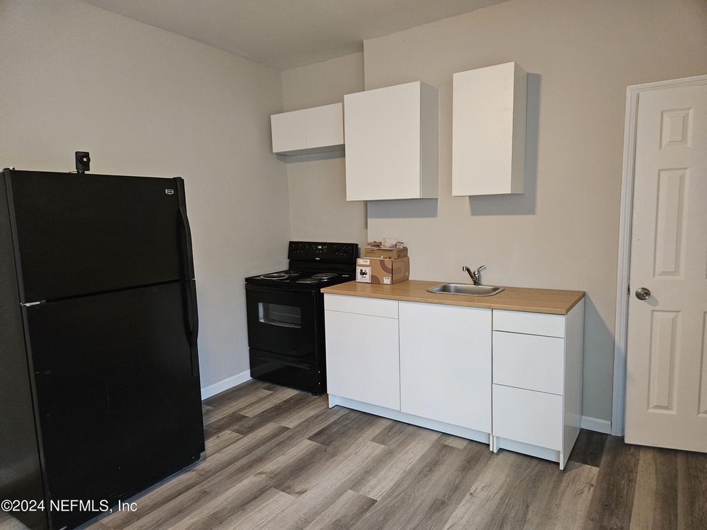 1176 E 13th Street - Photo 3