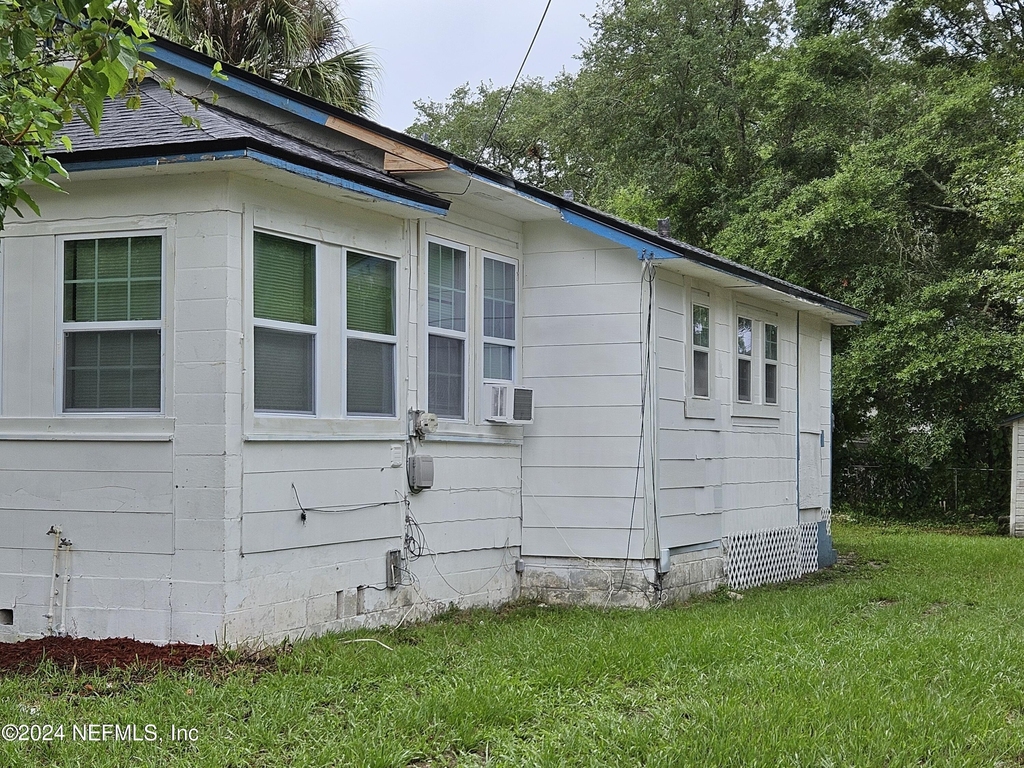1176 E 13th Street - Photo 9