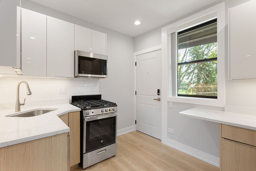 1550 W Juneway Terrace - Photo 2