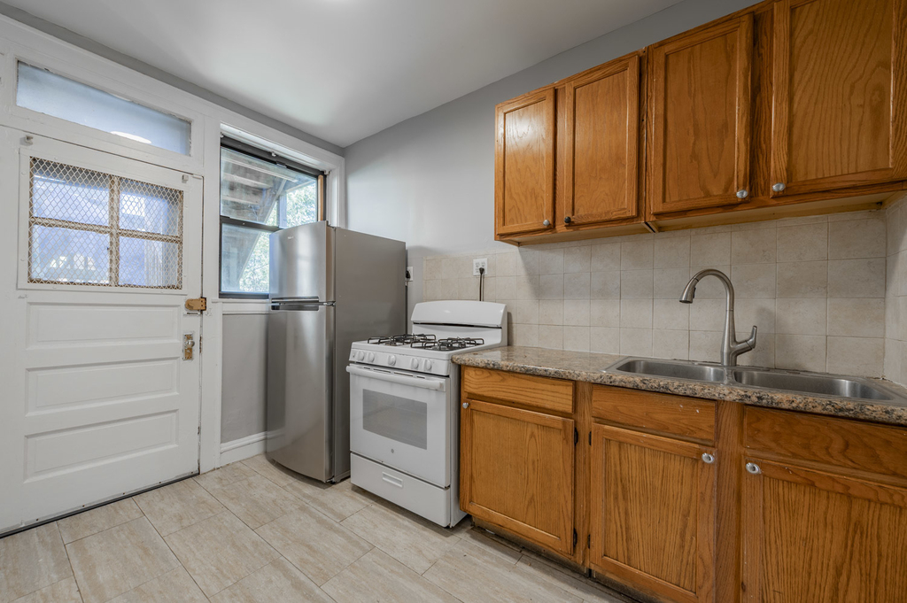 2054 W Arthur Avenue - Photo 3