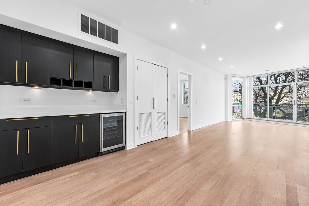 914 W Hubbard Street - Photo 1