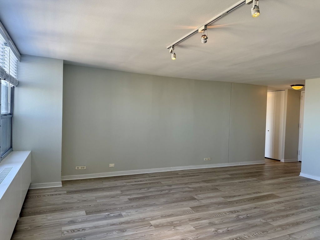 655 W Irving Park Road - Photo 9