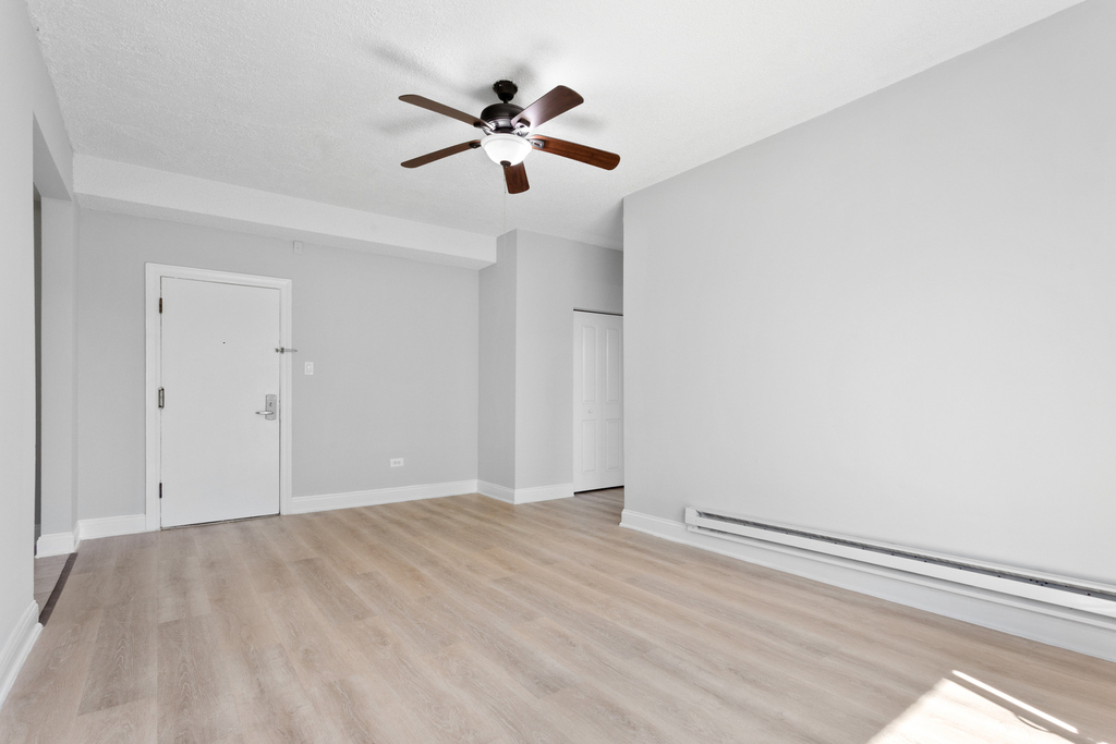 4520 N Clarendon Avenue - Photo 2