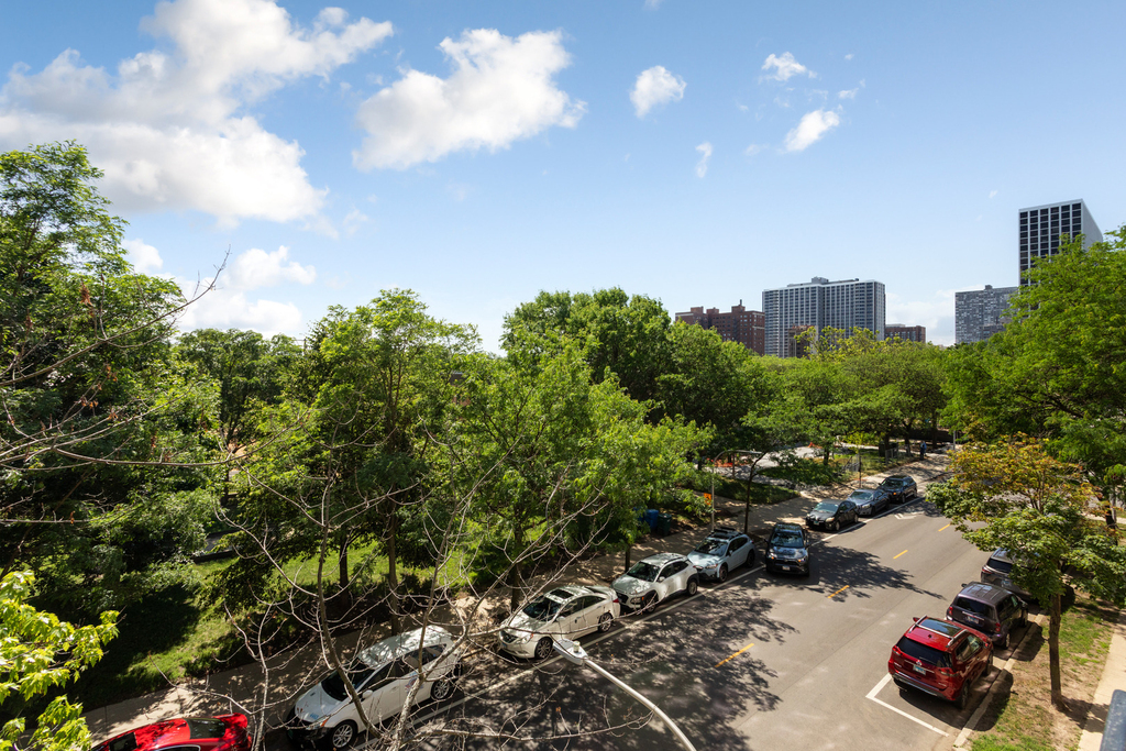 4520 N Clarendon Avenue - Photo 5