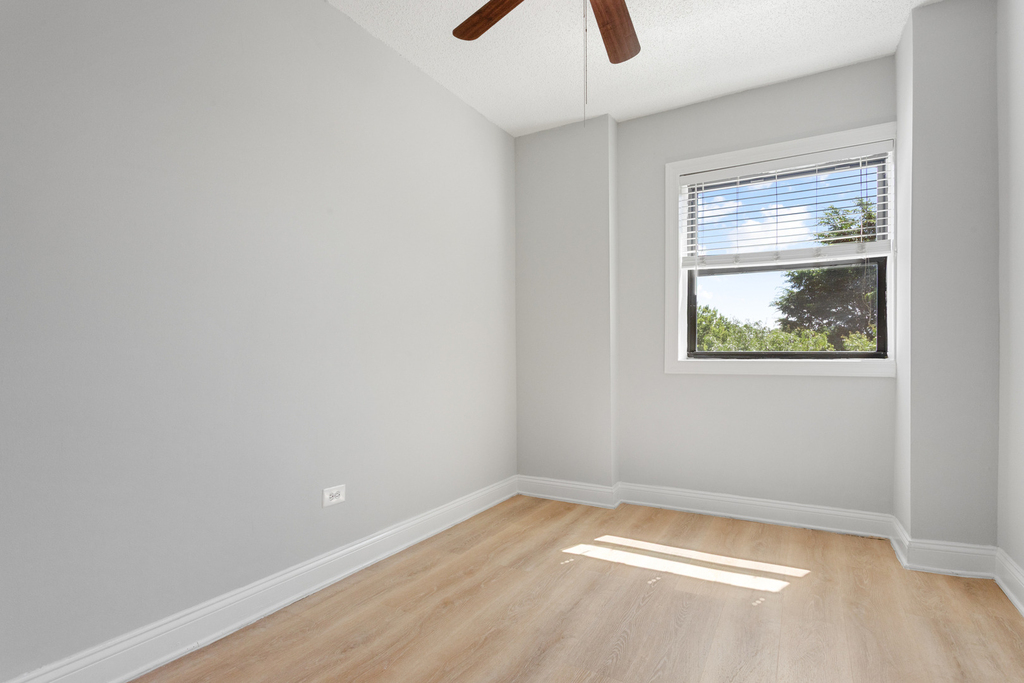 4520 N Clarendon Avenue - Photo 9