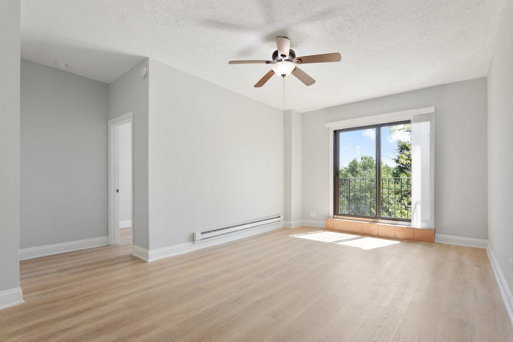 4520 N Clarendon Avenue - Photo 1