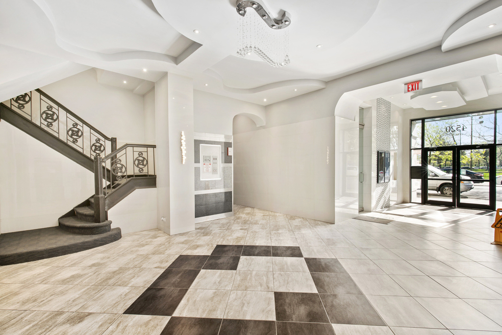 4520 N Clarendon Avenue - Photo 11