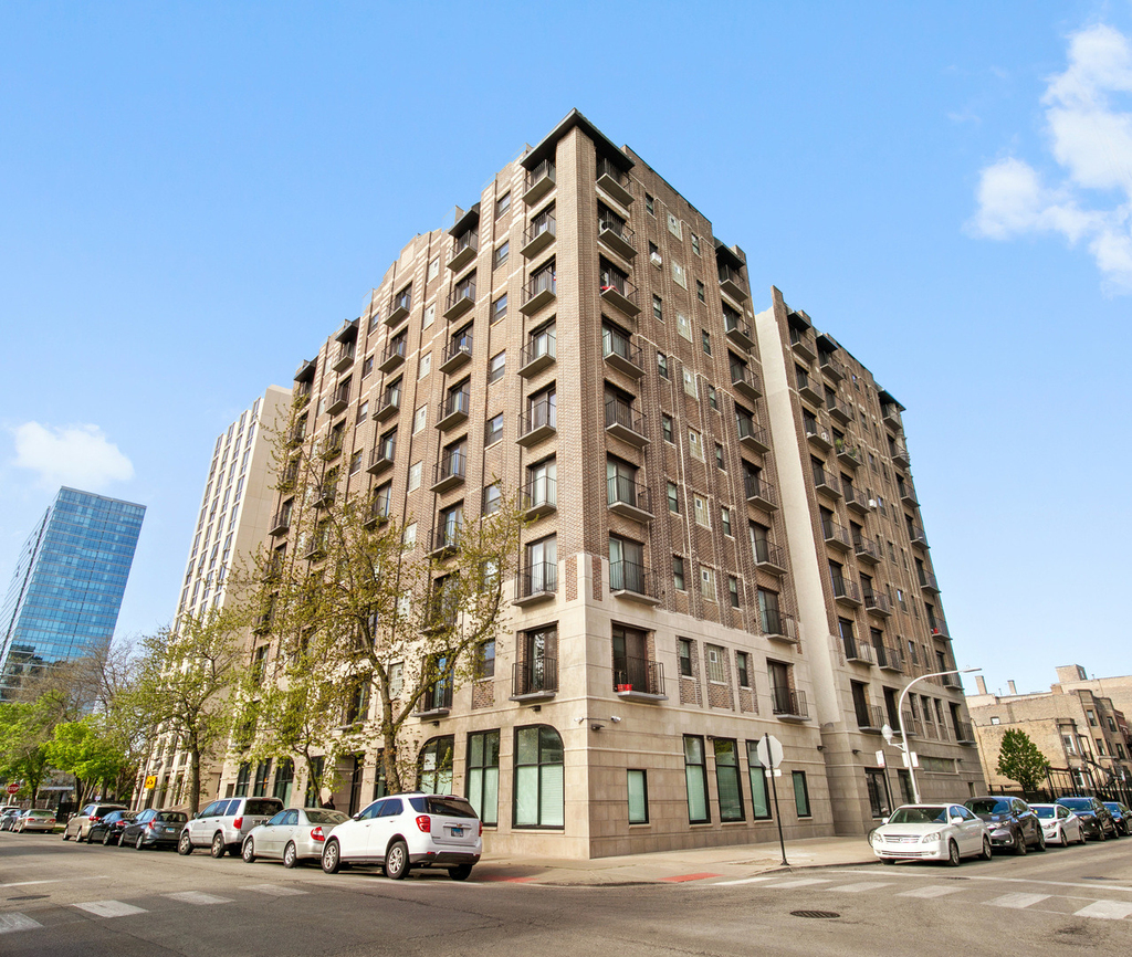 4520 N Clarendon Avenue - Photo 0