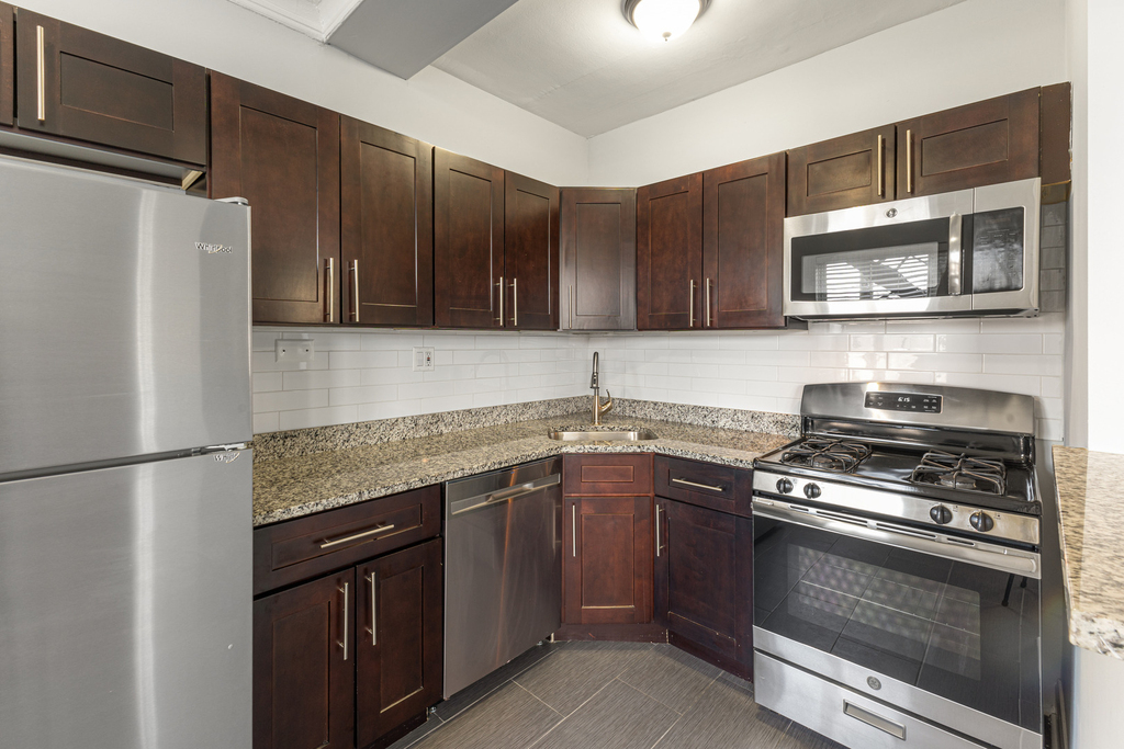 1608 W Sherwin Avenue - Photo 4