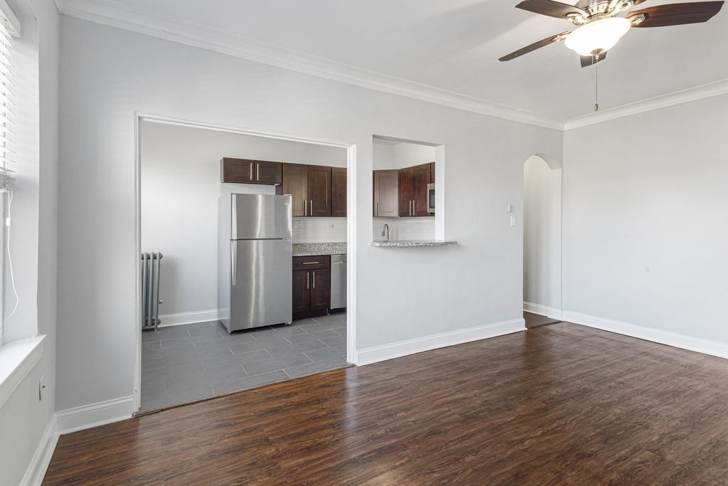 1608 W Sherwin Avenue - Photo 3