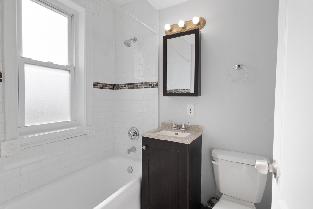 1608 W Sherwin Avenue - Photo 8