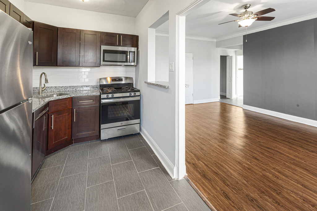 1608 W Sherwin Avenue - Photo 2