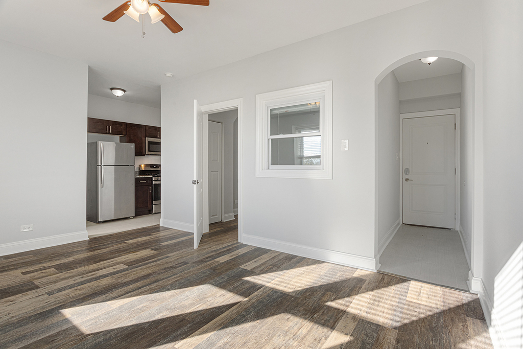 1608 W Sherwin Avenue - Photo 2