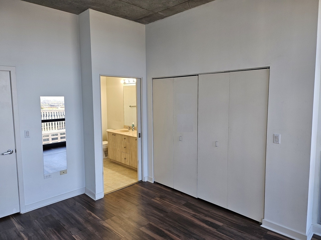 235 W Van Buren Street - Photo 12