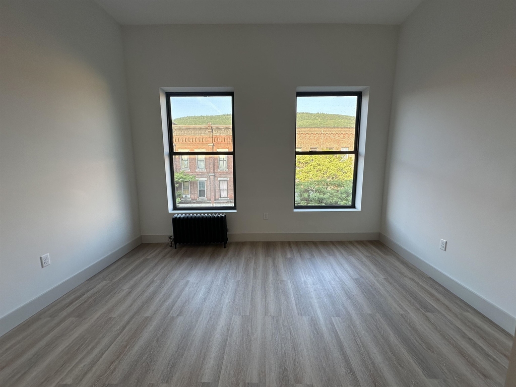 114 Main - Photo 3
