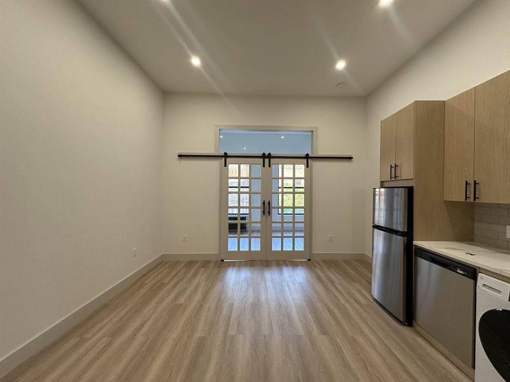 114 Main - Photo 2