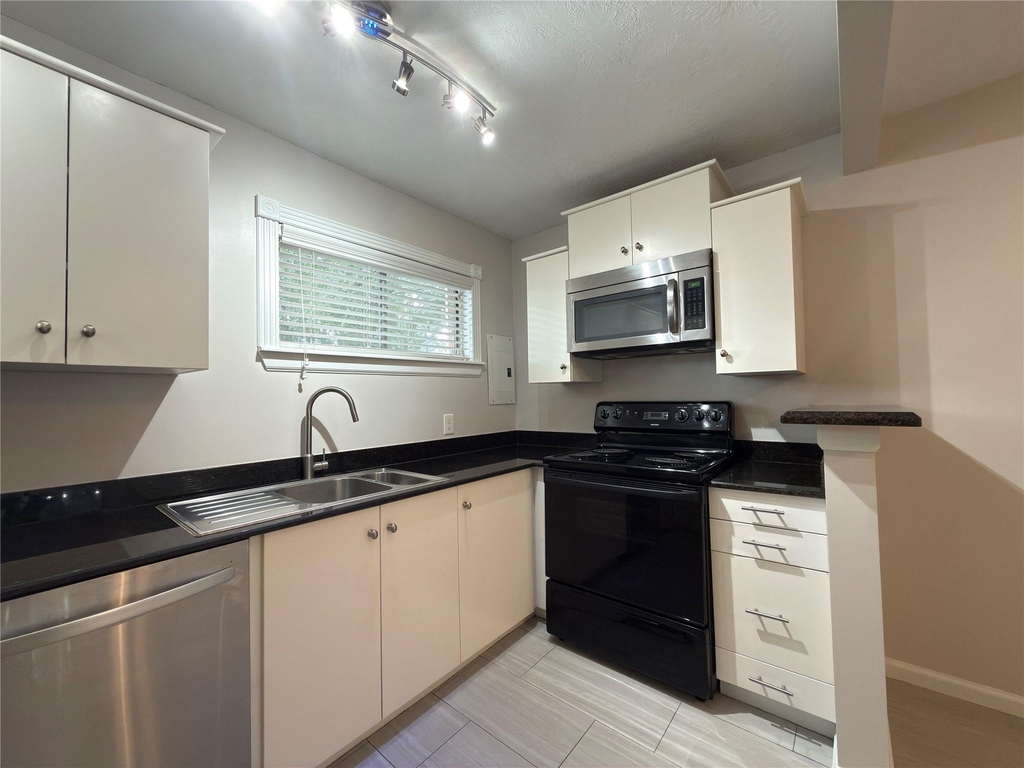 1502 Heights Boulevard - Photo 2