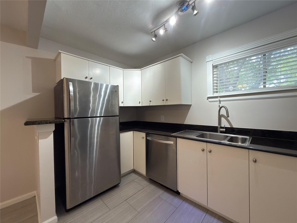 1502 Heights Boulevard - Photo 5
