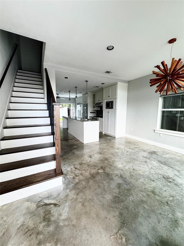 612 E 29th Street - Photo 0