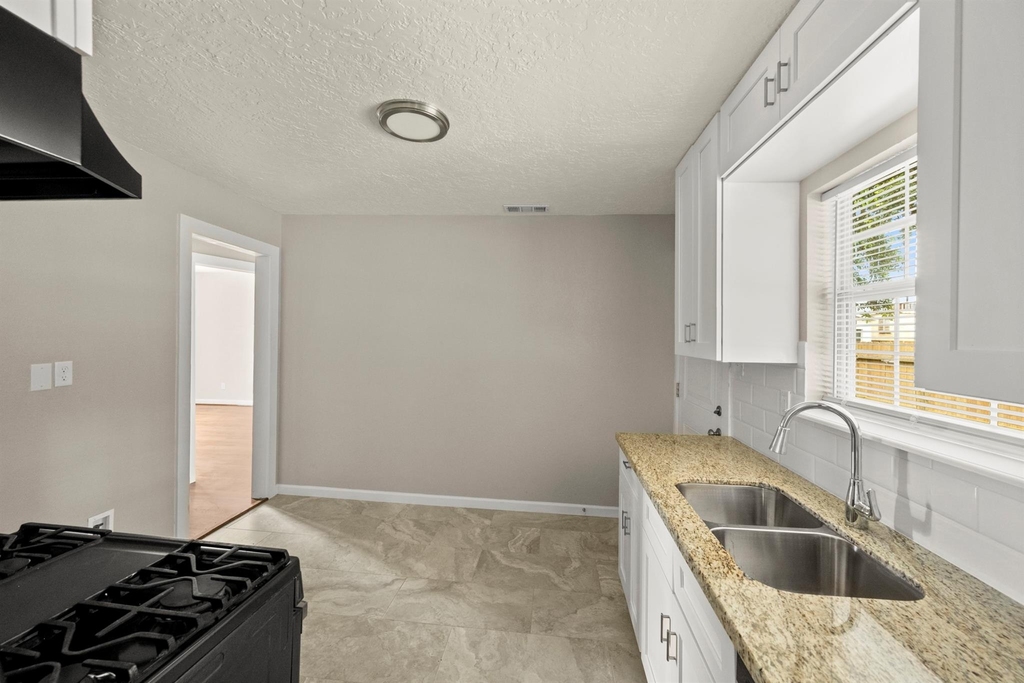 201 N Lenox - Photo 16