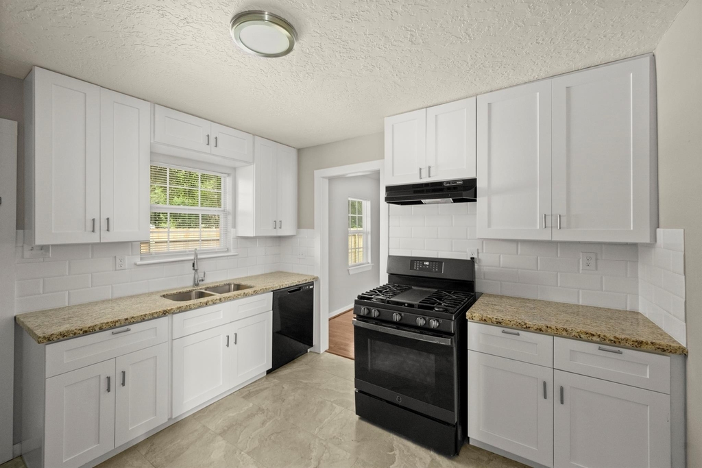 201 N Lenox - Photo 14