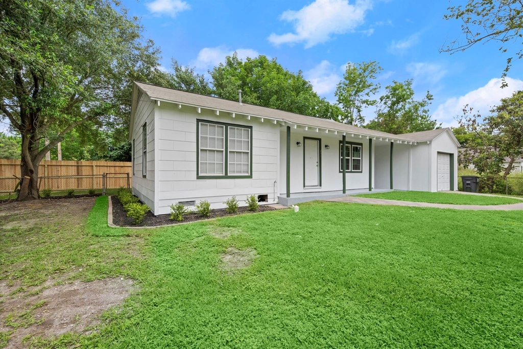 201 N Lenox - Photo 2