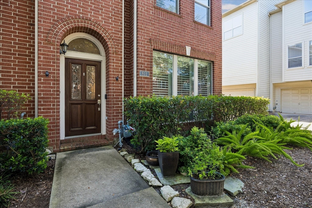 811 W Heights Hollow Lane - Photo 1